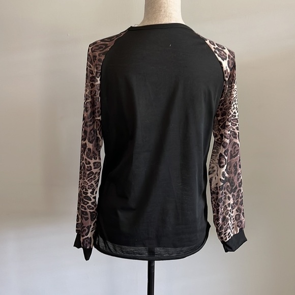 Unknown brand baseball long sleeve black w/leopard sleeves. Size XL c/b s-m - Picture 4 of 5